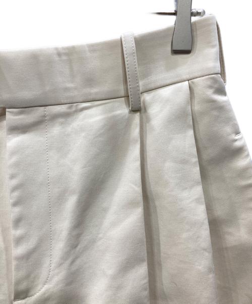 BOTTEGA VENETA（ボッテガベネタ）BOTTEGA VENETA (ボッテガベネタ) タックワイドショートパンツ アイボリー サイズ:38の古着・服飾アイテム