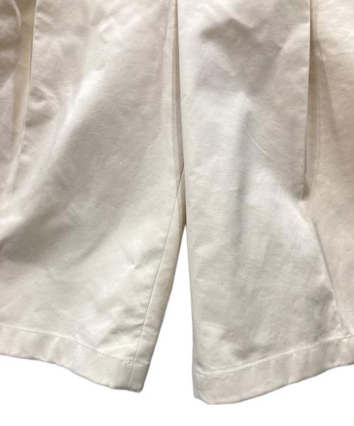 BOTTEGA VENETA（ボッテガベネタ）BOTTEGA VENETA (ボッテガベネタ) タックワイドショートパンツ アイボリー サイズ:38の古着・服飾アイテム