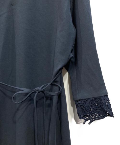 Mame Kurogouchi（マメクロゴウチ）mame kurogouchi (マメクロゴウチ) 別注 Double Jersey Embroidery Cuffs V-Neck Dress MM2 ネイビー サイズ:1の古着・服飾アイテム