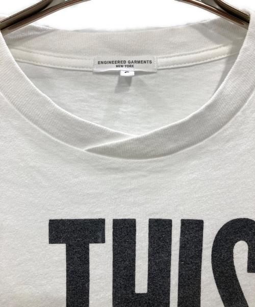Engineered Garments（エンジニアド ガーメンツ）Engineered Garments Printed Cross Crew Neck T-shirt - This Are(プリンテッド クロス クルーネック ティーシャツ - ディス アー） ホワイト サイズ:Sの古着・服飾アイテム