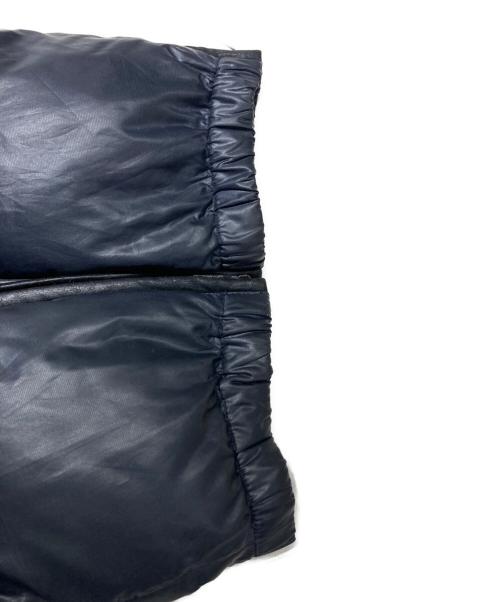 ARMANI COLLEZIONI（アルマーニ コレツィオーニ）ARMANI COLLEZIONI (アルマーニ コレツィオーニ) フェイクレザートリム ダウンジャケット ネイビー サイズ:52の古着・服飾アイテム
