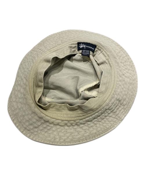 stussy（ステューシー）stussy (ステューシー) ロゴプリント バケットハット カーキ×オレンジ サイズ:Lの古着・服飾アイテム