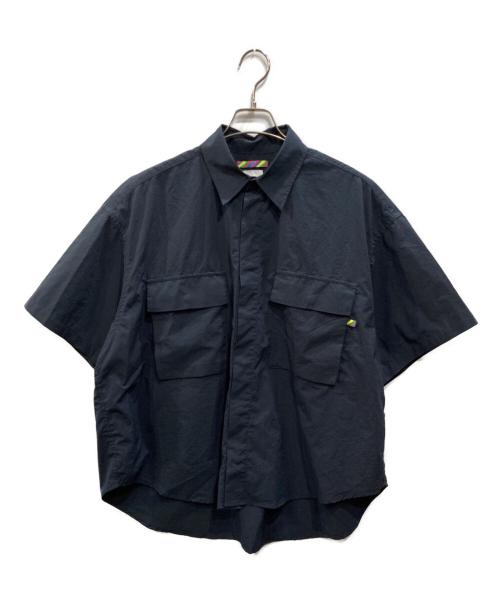 is-ness（イズネス）is-ness (イズネス) BAMBOO SHOOTS (バンブーシュート) 別注 Short Sleeve Seersucker Work Shirt ネイビー サイズ:Mの古着・服飾アイテム