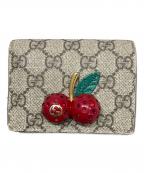 GUCCIグッチ）の古着「チェリー コンパクトウォレット」｜ベージュ×レッド