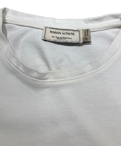 maison kitsune（メゾンキツネ）maison kitsune (メゾンキツネ) キツネ刺繍 ポケットTシャツ ホワイト サイズ:SIZE XSの古着・服飾アイテム