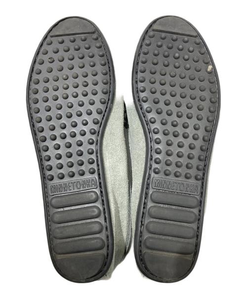 MINNETONKA（ミネトンカ）MINNETONKA (ミネトンカ) KILTY SUEDE グレー サイズ:5の古着・服飾アイテム