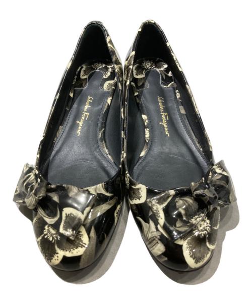 Salvatore Ferragamo（サルヴァトーレ フェラガモ）Salvatore Ferragamo (サルヴァトーレ フェラガモ) 花柄リボンエナメルパンプス ブラック サイズ:5Dの古着・服飾アイテム