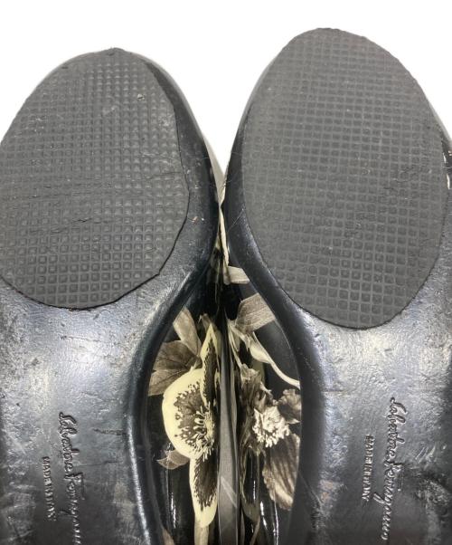 Salvatore Ferragamo（サルヴァトーレ フェラガモ）Salvatore Ferragamo (サルヴァトーレ フェラガモ) 花柄リボンエナメルパンプス ブラック サイズ:5Dの古着・服飾アイテム