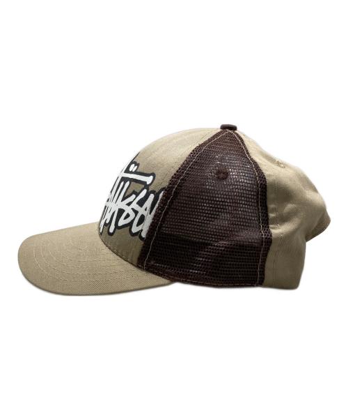 stussy（ステューシー）stussy (ステューシー) オールドロゴプリントメッシュキャップ ベージュ サイズ:SIZE MLの古着・服飾アイテム