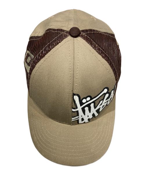 stussy（ステューシー）stussy (ステューシー) オールドロゴプリントメッシュキャップ ベージュ サイズ:SIZE MLの古着・服飾アイテム