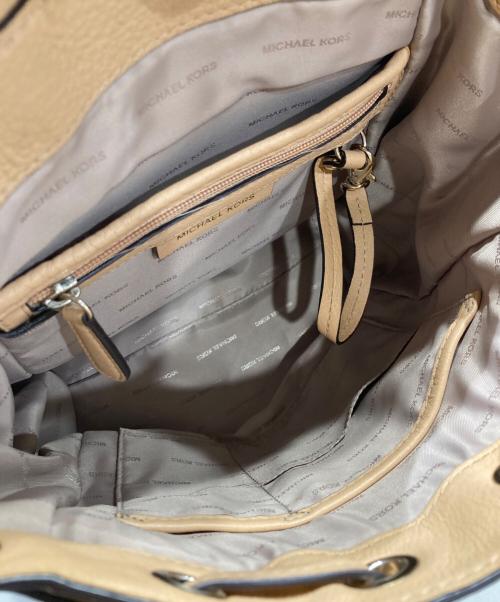 MICHAEL KORS（マイケルコース）MICHAEL KORS (マイケルコース) リュック ベージュの古着・服飾アイテム