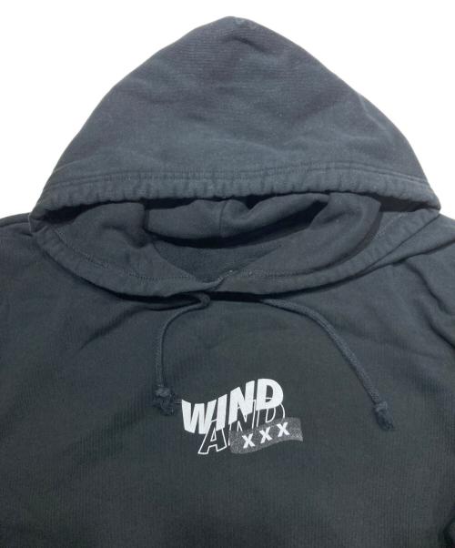 WIND AND SEA（ウィンダンシー）WIND AND SEA (ウィンダンシー) GOD SELECTION XXX (ゴッド セレクション トリプルエックス) プルオーバーパーカー ブラック サイズ:Mの古着・服飾アイテム