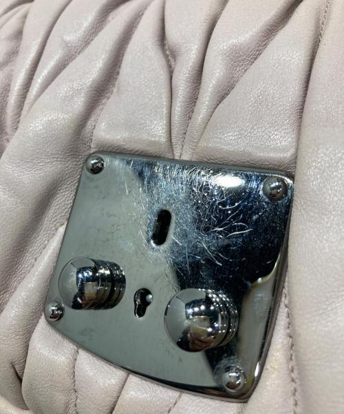 MIU MIU（ミュウミュウ）MIU MIU (ミュウミュウ) マテラッセ チェーンショルダーバッグ ピンクの古着・服飾アイテム