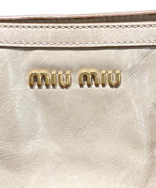 MIU MIU（ミュウミュウ）MIU MIU (ミュウミュウ) VITELLO SHINE 2WAYバッグ ベージュの古着・服飾アイテム