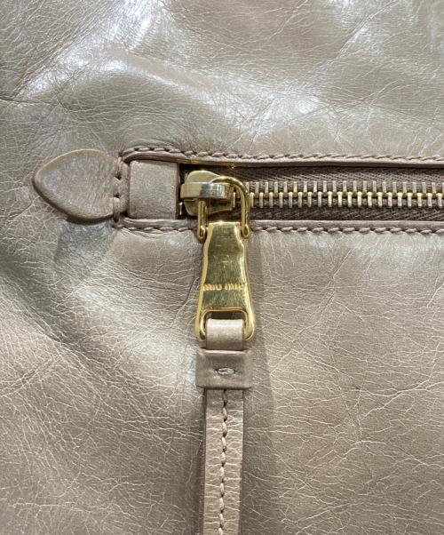 MIU MIU（ミュウミュウ）MIU MIU (ミュウミュウ) VITELLO SHINE 2WAYバッグ ベージュの古着・服飾アイテム