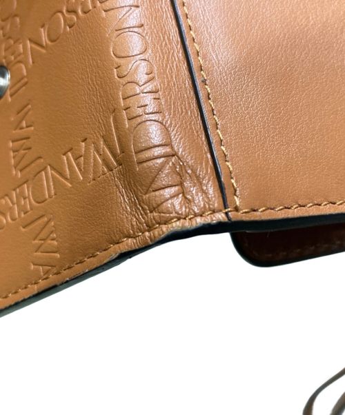 J.W.ANDERSON（ジェイダブリューアンダーソン）J.W.ANDERSON (ジェイダブリューアンダーソン) ストラップミニウォレット ブラウンの古着・服飾アイテム