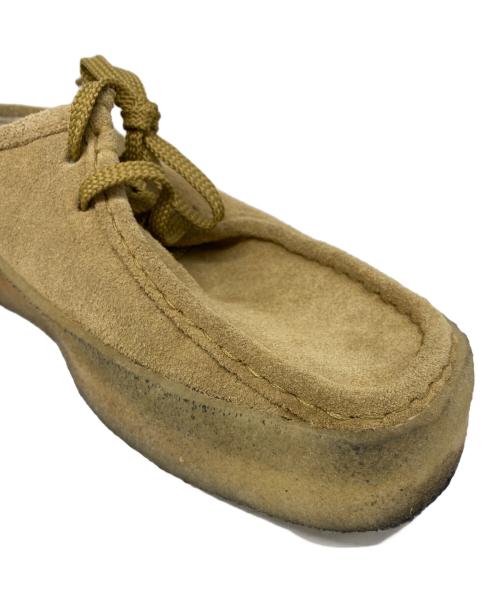 CLARKS ORIGINALS（クラークス オリジナルズ）Clarks Originals (クラークス オリジナルズ) ワラビースリッポン ベージュ サイズ:91/2の古着・服飾アイテム