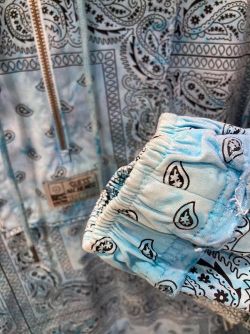 GUESS（ゲス）GUESS (ゲス) ALCHEMIST (アルケミスト) ペイズリーアノラックパーカー ブルー サイズ:Mの古着・服飾アイテム