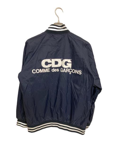 GOOD DESIGN SHOP COMME des GARCONS（グッドデザインショップ コムデギャルソン）GOOD DESIGN SHOP COMME des GARCONS (グッドデザインショップ コムデギャルソン) バックロゴナイロンスタジアムブルゾン ネイビー サイズ:Lの古着・服飾アイテム