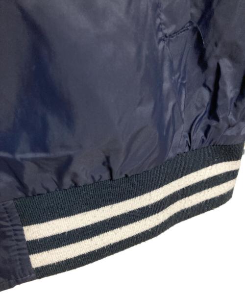 GOOD DESIGN SHOP COMME des GARCONS（グッドデザインショップ コムデギャルソン）GOOD DESIGN SHOP COMME des GARCONS (グッドデザインショップ コムデギャルソン) バックロゴナイロンスタジアムブルゾン ネイビー サイズ:Lの古着・服飾アイテム