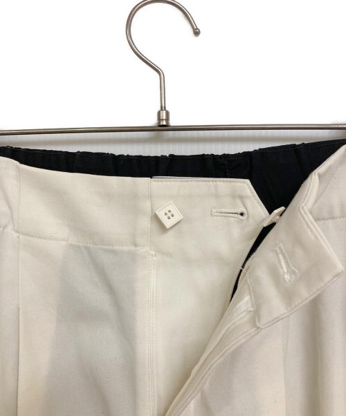 ISSEY MIYAKE（イッセイミヤケ）ISSEY MIYAKE (イッセイミヤケ) バイカラータックワイドパンツ ホワイト×ブラック サイズ:Sの古着・服飾アイテム