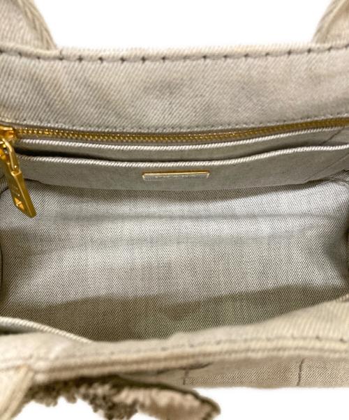 PRADA（プラダ）PRADA (プラダ) カナパフラワーモチーフハンドバッグ ライトグレーの古着・服飾アイテム