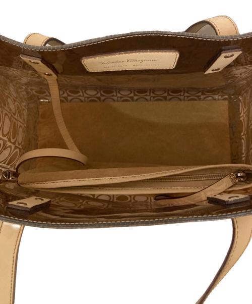 Salvatore Ferragamo（サルヴァトーレ フェラガモ）Salvatore Ferragamo (サルヴァトーレ フェラガモ) ガンチーニプリントPVCハンドバッグ ブラウンの古着・服飾アイテム