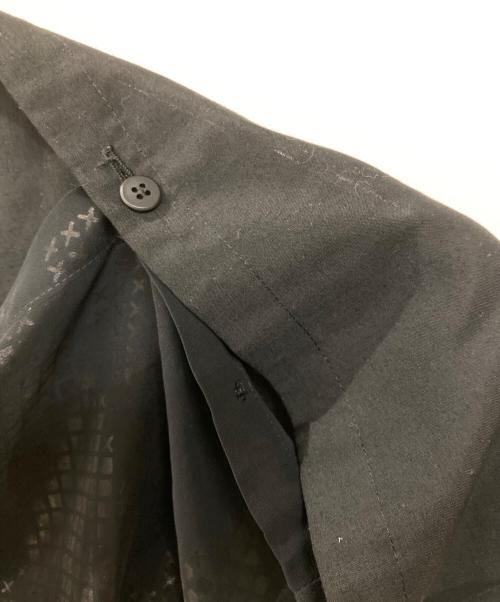 ISSEY MIYAKE（イッセイミヤケ）ISSEY MIYAKE (イッセイミヤケ) 変形ノースリーブブラウス ブラック サイズ:2の古着・服飾アイテム
