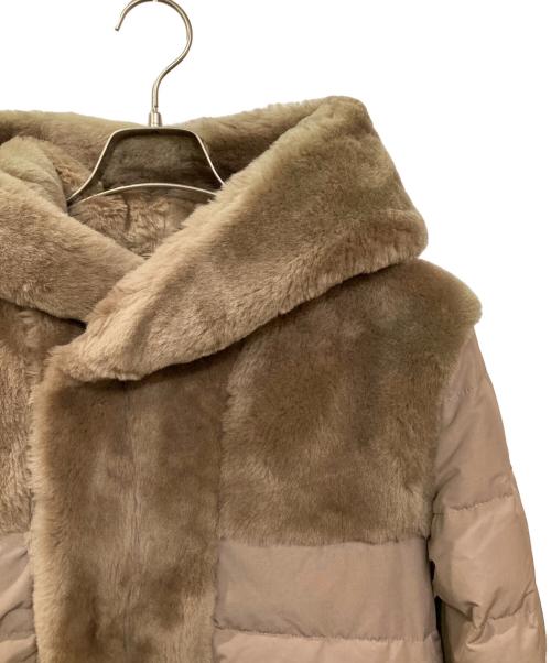 1piu1uguale3（ウノピュウノウグァーレトレ）1piu1uguale3 (ウノピュウノウグァーレトレ) EMMETI (エンメティ) MOUNTON SHORT WRAPHOODED COAT ベージュ サイズ:4の古着・服飾アイテム