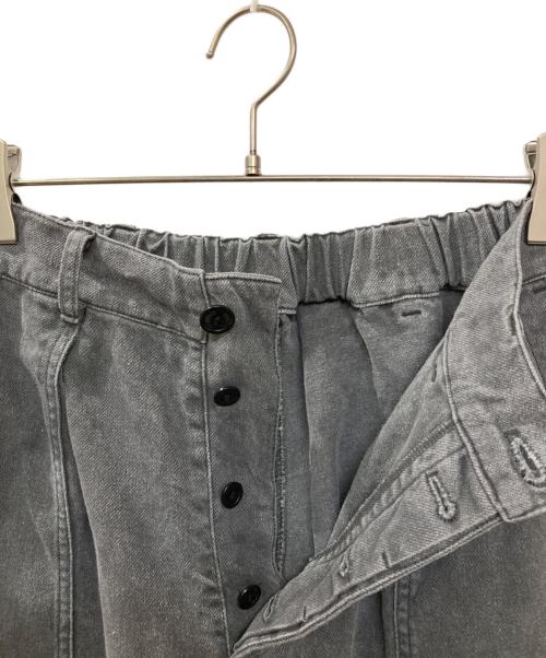 nestrobe confect（ネストローブ コンフェクト）nestrobe confect (ネストローブ コンフェクト) コットンリネン ギャバジン ピグメントバイオ ミリタリートラウザーズ グレー サイズ:3の古着・服飾アイテム