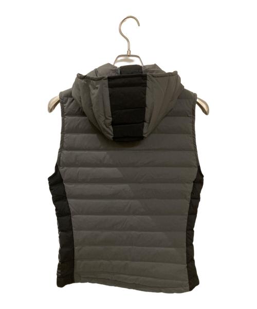 1piu1uguale3（ウノピュウノウグァーレトレ）1piu1uguale3 (ウノピュウノウグァーレトレ) GOLF DOWN VEST/ダウンベスト グレー サイズ:2の古着・服飾アイテム