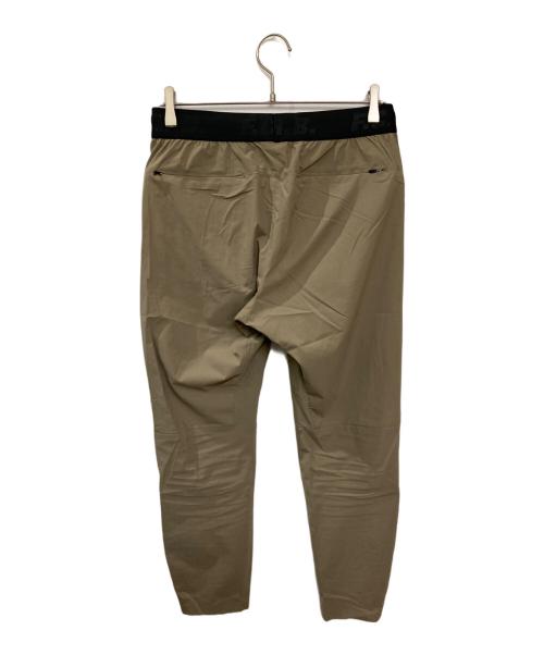 F.C.R.B.（エフシーレアルブリストル）F.C.R.B. (エフシーレアルブリストル) ストレッチライトウェイトリラックステーパードパンツ ベージュ サイズ:Mの古着・服飾アイテム