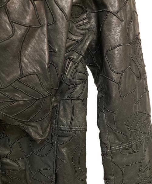 EMPORIO ARMANI（エンポリオ アルマーニ）EMPORIO ARMANI (エンポリオアルマーニ) フラワー刺繍リボン装飾ラムレザーコート ブラック サイズ:36の古着・服飾アイテム