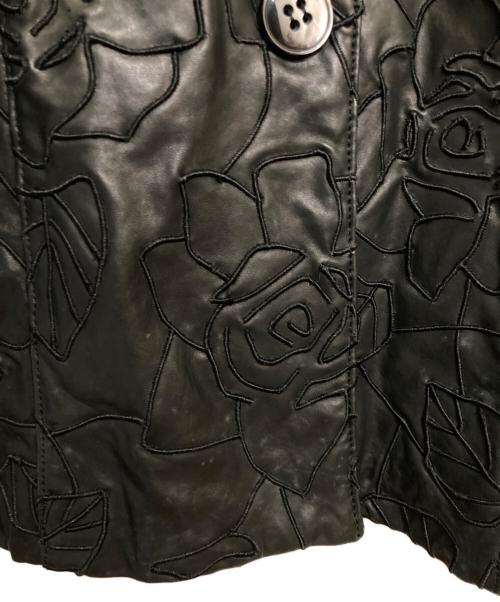 EMPORIO ARMANI（エンポリオ アルマーニ）EMPORIO ARMANI (エンポリオアルマーニ) フラワー刺繍リボン装飾ラムレザーコート ブラック サイズ:36の古着・服飾アイテム