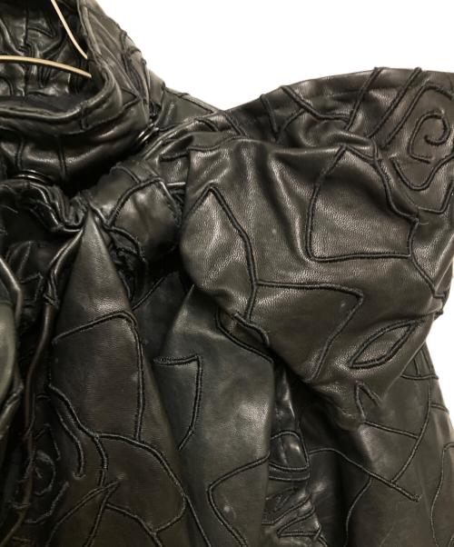 EMPORIO ARMANI（エンポリオ アルマーニ）EMPORIO ARMANI (エンポリオアルマーニ) フラワー刺繍リボン装飾ラムレザーコート ブラック サイズ:36の古着・服飾アイテム