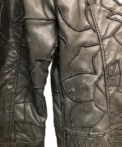 EMPORIO ARMANI（エンポリオ アルマーニ）EMPORIO ARMANI (エンポリオアルマーニ) フラワー刺繍リボン装飾ラムレザーコート ブラック サイズ:36の古着・服飾アイテム