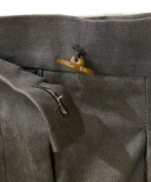 Vivienne Westwood RED LABEL（ヴィヴィアンウエストウッドレッドレーベル）Vivienne Westwood RED LABEL (ヴィヴィアンウエストウッドレッドレーベル) オーブボタンプリーツショートパンツ グレー サイズ:2の古着・服飾アイテム