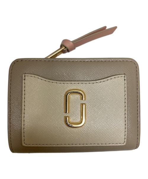 MARC JACOBS（マークジェイコブズ）MARC JACOBS (マークジェイコブズ) ザ ユーティリティ スナップショット コンパクト ウォレット ミニ ベージュの古着・服飾アイテム