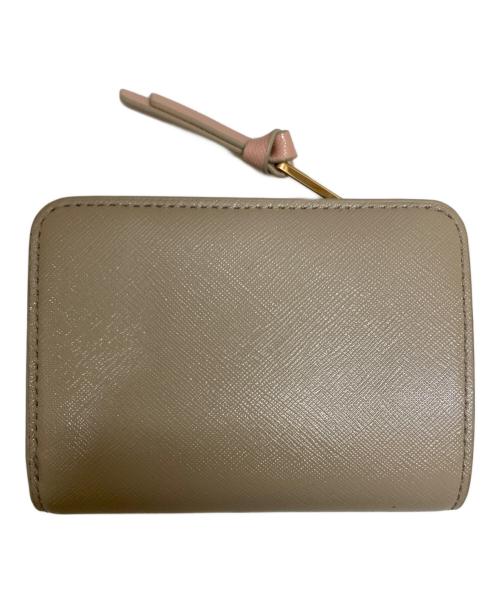 MARC JACOBS（マークジェイコブズ）MARC JACOBS (マークジェイコブズ) ザ ユーティリティ スナップショット コンパクト ウォレット ミニ ベージュの古着・服飾アイテム
