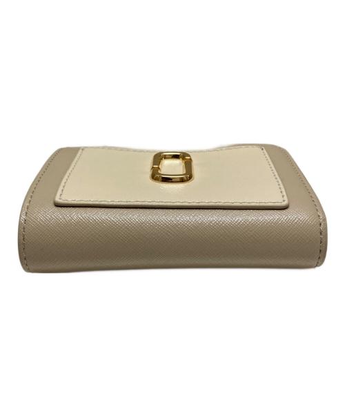MARC JACOBS（マークジェイコブズ）MARC JACOBS (マークジェイコブズ) ザ ユーティリティ スナップショット コンパクト ウォレット ミニ ベージュの古着・服飾アイテム