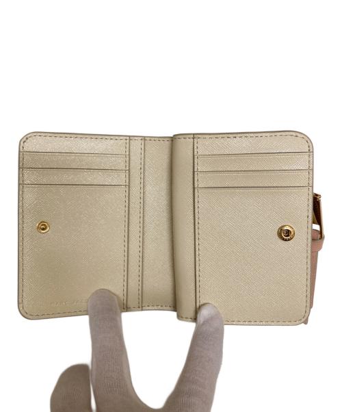 MARC JACOBS（マークジェイコブズ）MARC JACOBS (マークジェイコブズ) ザ ユーティリティ スナップショット コンパクト ウォレット ミニ ベージュの古着・服飾アイテム