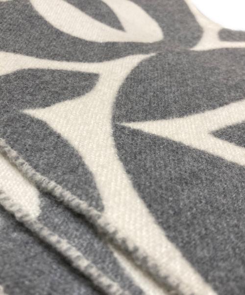 LOUIS VUITTON（ルイ ヴィトン）LOUIS VUITTON (ルイ ヴィトン) マフラー・LV メダリオン グレー×ホワイトの古着・服飾アイテム