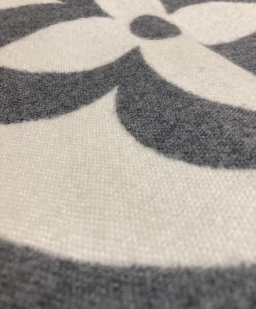 LOUIS VUITTON（ルイ ヴィトン）LOUIS VUITTON (ルイ ヴィトン) マフラー・LV メダリオン グレー×ホワイトの古着・服飾アイテム