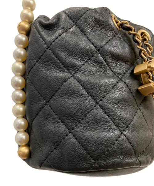 CHANEL（シャネル）CHANEL (シャネル) フェイクパールチェーンショルダーバッグ ブラックの古着・服飾アイテム