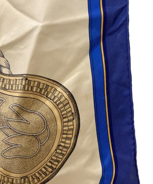 HERMES（エルメス）HERMES (エルメス) グラン・アパラ・盛装の馬 カレ90 スカーフ ホワイト×ブルー サイズ:不明(実寸サイズをご確認ください)の古着・服飾アイテム