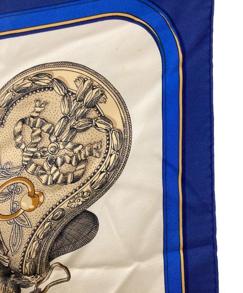 HERMES（エルメス）HERMES (エルメス) グラン・アパラ・盛装の馬 カレ90 スカーフ ホワイト×ブルー サイズ:不明(実寸サイズをご確認ください)の古着・服飾アイテム