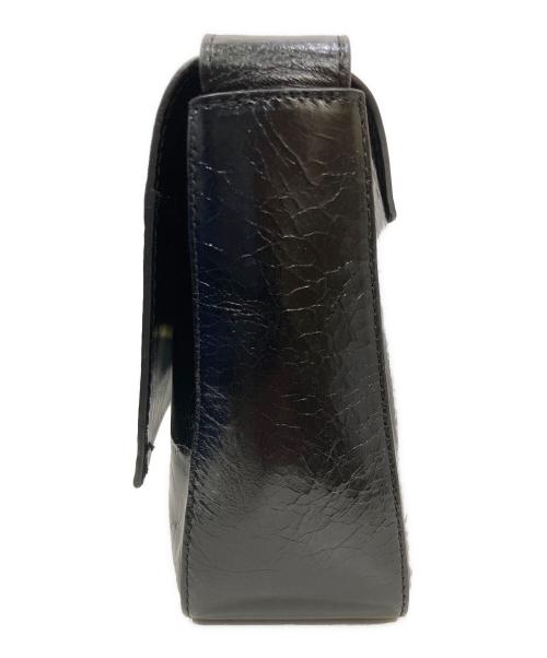 Hoaw（ハァウ）Hoaw (ハァウ) Whim Gazette (ウィムガゼット) エナメルボクシーバッグ ブラックの古着・服飾アイテム