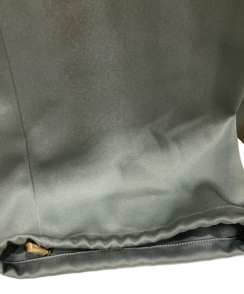 23区（ニジュウサンク）23区 (ニジュウサンク) ドレープサテン 2WAY ドロスト パンツ オリーブ サイズ:44の古着・服飾アイテム