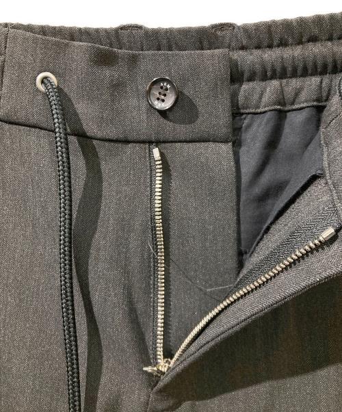 AKM（エーケーエム）AKM (エーケーエム) SOFT THERMO STRETCH HERRING BONE SWING EASY SINGLE PANTS ブラック サイズ:Mの古着・服飾アイテム