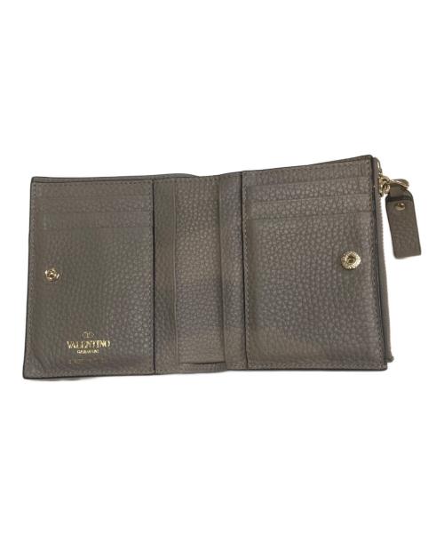 VALENTINO（ヴァレンティノ）VALENTINO (ヴァレンティノ) ロックスタッズ2つ折り財布 グレーの古着・服飾アイテム